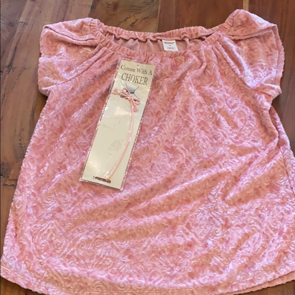 Brand new shirt with matching necklace